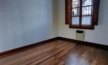 Casa en  alquiler en la esquina de Andrade y Maipu