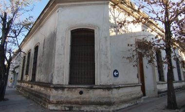 Casa en  alquiler en la esquina de Andrade y Maipu