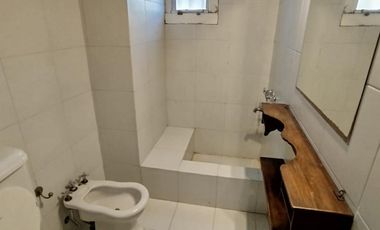 Casa en  alquiler en la esquina de Andrade y Maipu