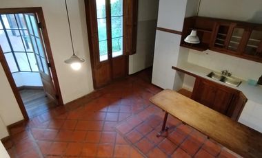 Casa en  alquiler en la esquina de Andrade y Maipu