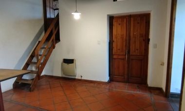 Casa en  alquiler en la esquina de Andrade y Maipu
