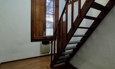 Casa en  alquiler en la esquina de Andrade y Maipu