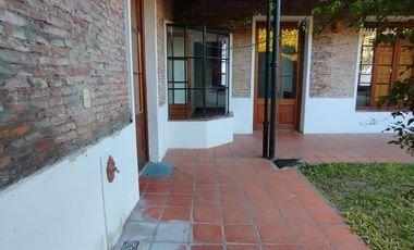 Casa en  alquiler en la esquina de Andrade y Maipu