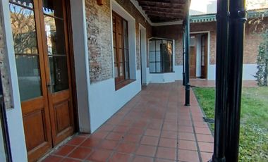 Casa en  alquiler en la esquina de Andrade y Maipu