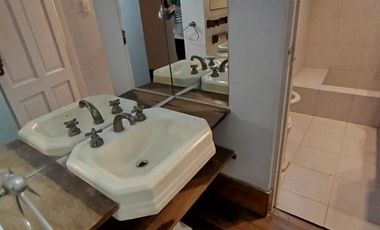 Casa en  alquiler en la esquina de Andrade y Maipu