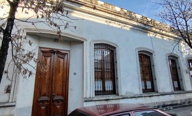 Casa en  alquiler en la esquina de Andrade y Maipu