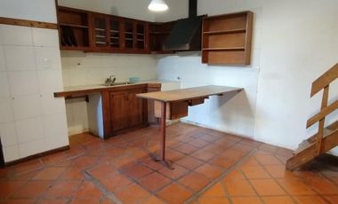 Casa en  alquiler en la esquina de Andrade y Maipu