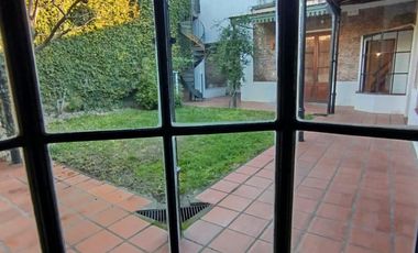 Casa en  alquiler en la esquina de Andrade y Maipu