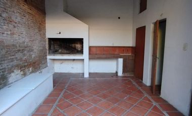 Casa en  alquiler en la esquina de Andrade y Maipu
