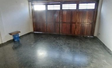 Casa en  alquiler en la esquina de Andrade y Maipu