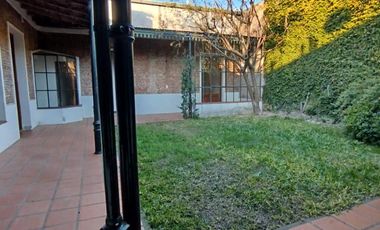Casa en  alquiler en la esquina de Andrade y Maipu