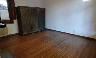 Casa en  alquiler en la esquina de Andrade y Maipu