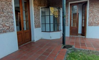 Casa en  alquiler en la esquina de Andrade y Maipu