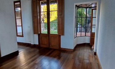 Casa en  alquiler en la esquina de Andrade y Maipu