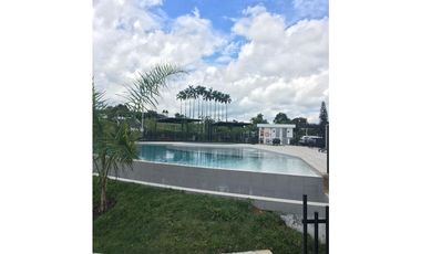 Venta de casa en Condina Pereira con doble altura y dos patios