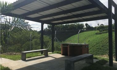 Venta de casa en Condina Pereira con doble altura y dos patios