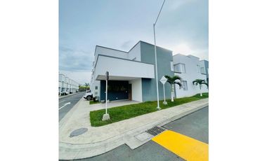 Venta de casa en Condina Pereira con doble altura y dos patios