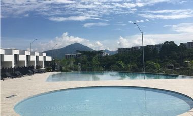 Venta de casa en Condina Pereira con doble altura y dos patios