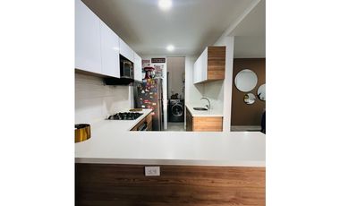 Venta de casa en Condina Pereira con doble altura y dos patios