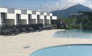 Venta de casa en Condina Pereira con doble altura y dos patios