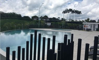 Venta de casa en Condina Pereira con doble altura y dos patios