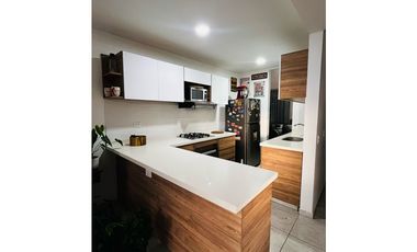 Venta de casa en Condina Pereira con doble altura y dos patios