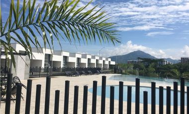 Venta de casa en Condina Pereira con doble altura y dos patios