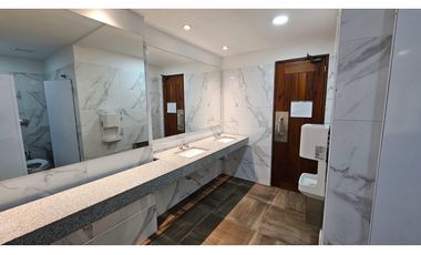 ARRIENDO LOCAL COMERCIAL EN CHICO 95 CON 13 149M2 $10.5MILL + ADM