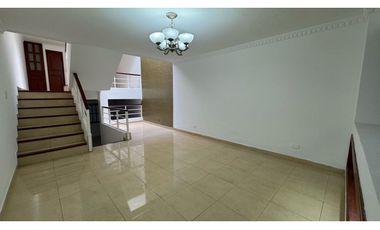 Casa de niveles en venta - Barrio Las Flores Palmira Valle Colombia