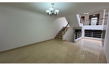 Casa de niveles en venta - Barrio Las Flores Palmira Valle Colombia