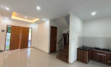 Rumah Baru Siap Huni 2 Lantai Jogja view hamparan sawah