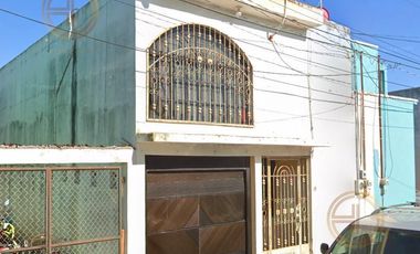 CASA EN VENTA EN COLONIA HACIENDA LOS PORTALES, MATAMOROS, TAMAULIPAS, A 5 MINUTOS DE LOS JUZGADOS FAMILIARES, A 5 MINUTOS DE PLAZA PUERTA GRANDE