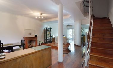 Venta de hermosa casa 7 ambientes en Coghlan