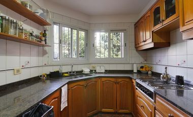 Venta de hermosa casa 7 ambientes en Coghlan