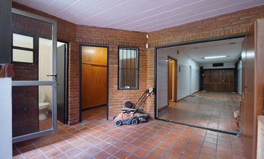 Venta de hermosa casa 7 ambientes en Coghlan