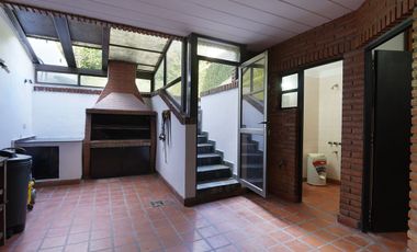 Venta de hermosa casa 7 ambientes en Coghlan