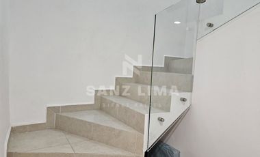 Puerta de Piedra: Casa con terreno excedente en esquina