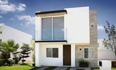 Puerta de Piedra: Casa con terreno excedente en esquina