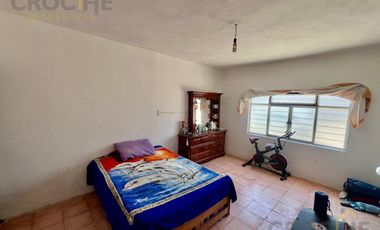 Casa pequeña con amplio terreno en venta en Col. Revolución, Xalapa, Veracruz