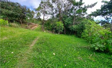 VENDO 01 HECTAREA TITULADA Y CON AGUA VIVA ALTO  BOQUETE