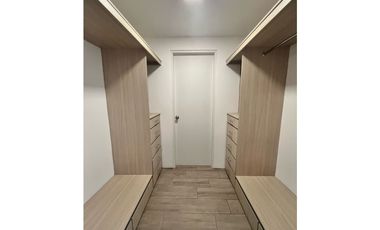 Alquiler o Venta de Casa de dos niveles en Castel Novo -