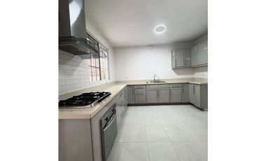 Alquiler o Venta de Casa de dos niveles en Castel Novo -