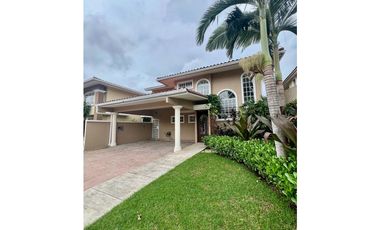 Alquiler o Venta de Casa de dos niveles en Castel Novo -