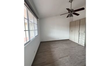 Alquiler o Venta de Casa de dos niveles en Castel Novo -