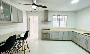 Alquiler o Venta de Casa de dos niveles en Castel Novo -