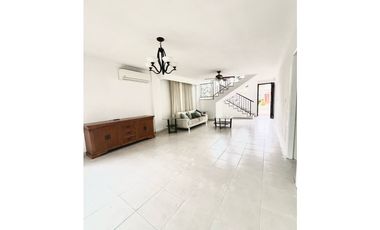 Alquiler o Venta de Casa de dos niveles en Castel Novo -