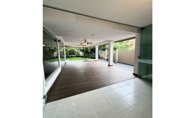 Alquiler o Venta de Casa de dos niveles en Castel Novo -