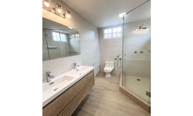 Alquiler o Venta de Casa de dos niveles en Castel Novo -