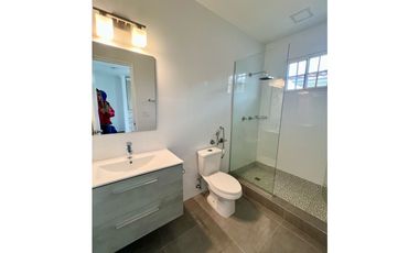 Alquiler o Venta de Casa de dos niveles en Castel Novo -