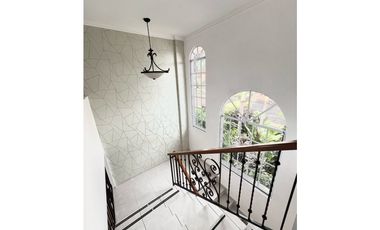Alquiler o Venta de Casa de dos niveles en Castel Novo -